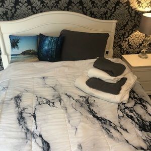 Twin Comforter/Sheet Sets/2 Pillows/Mattress Pad